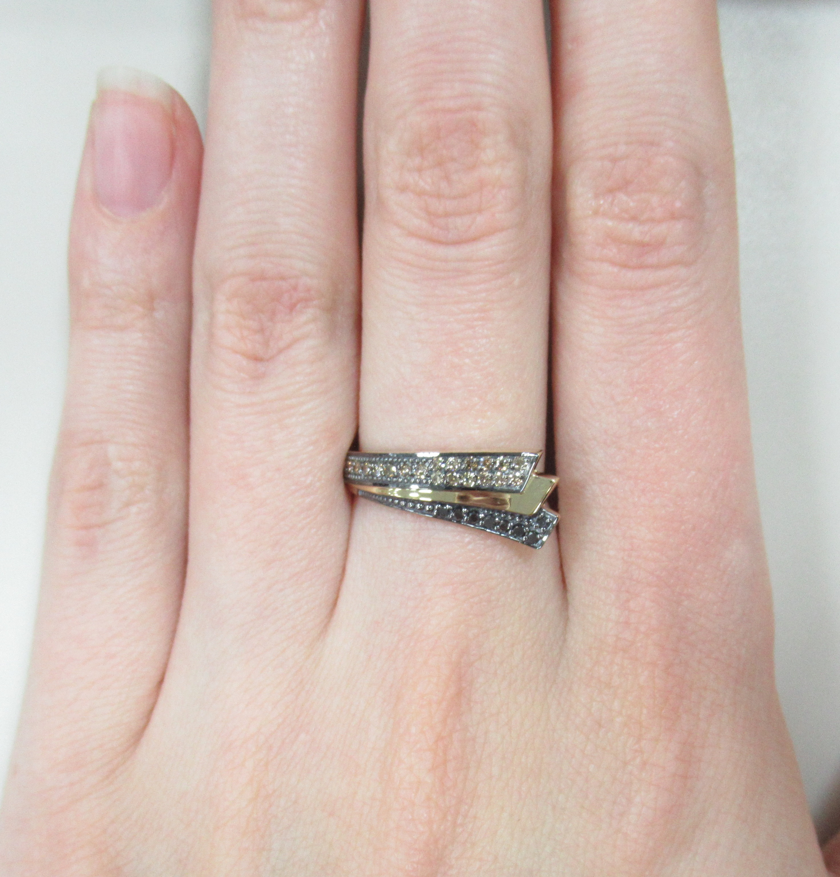 Кольцо из желтого золота с коньячными и черными бриллиантами